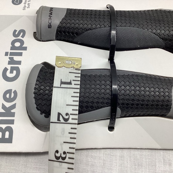 SCHWINN ERGONOMIC SW75823A BIKE GRIPS SLIP RESISTANT SOFT TOUCH BLACK / GRAY NWT - Picture 9 of 9